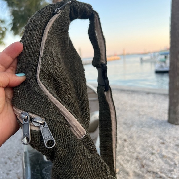 Sherpa Travel Hemp Fanny Pack Green - Picture 9 of 14